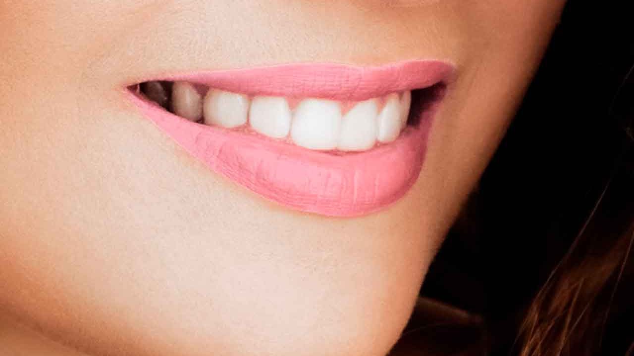 um sorriso radiante com dentes fortes e saudáveis representa o uso do enxaguante bucal