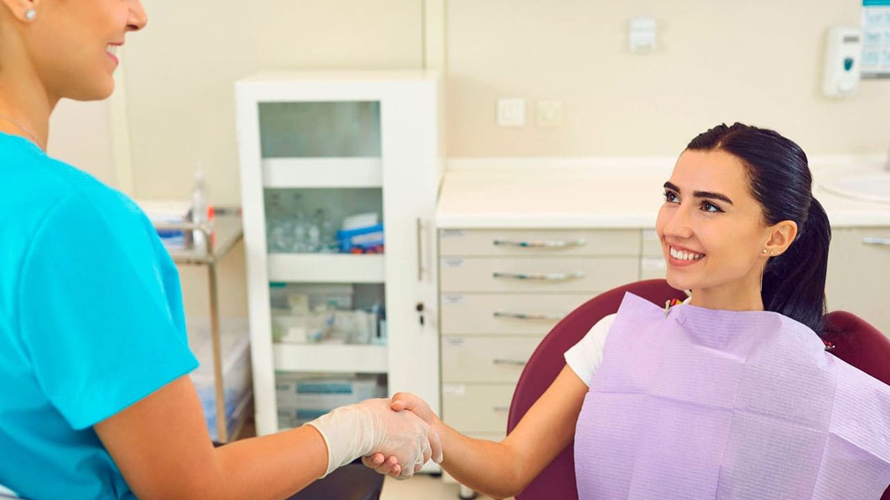 pessoa sorrindo após uma consulta odontológica