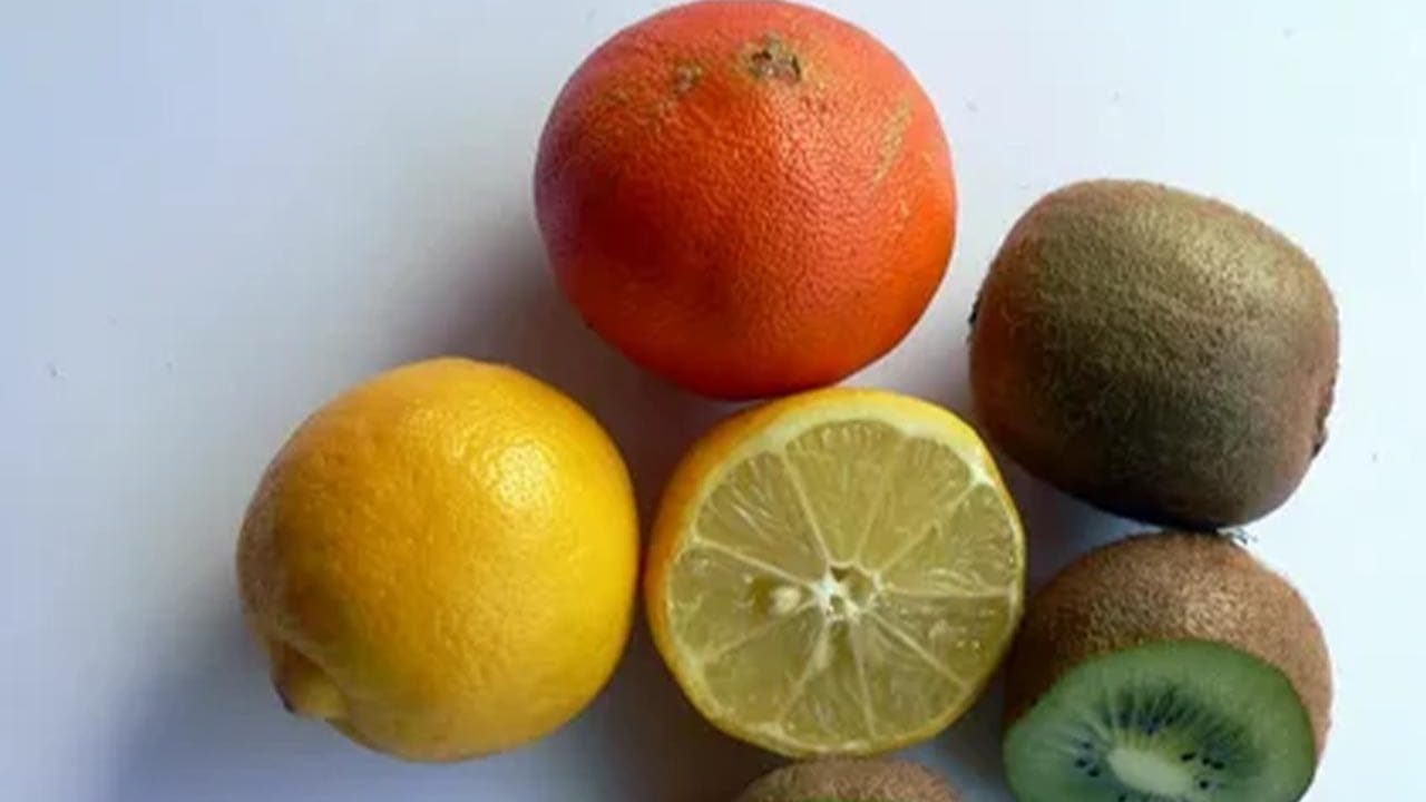 Frutas Ácidas: O Impacto de Limões, Laranjas, Kiwis, Abacaxis, Morangos e Maçãs no seu Hálito