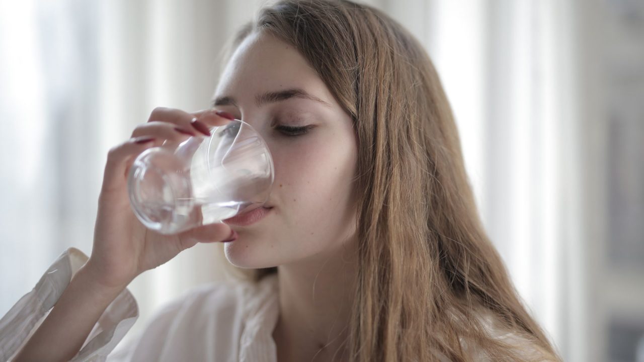 bebendo agua para combater o mau hálito com cheiro de fezes